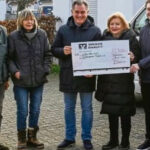 Übergabe einer Spende vom Autohaus Brass an die Vorstandsvorsitzende der Tafel Dietzenbach