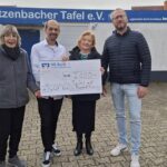 Frau Germer und Herr Rogge halten einen Scheck mit einer Spende über 2000€ für die Tafel Dietzenbach hoch