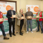 Gruppenfoto von Unterstützern und Vertretern der Tafel Hessen, die gespendete Geschenkboxen der Deutschen Postcode Lotterie präsentieren – aufgenommen bei der Herbstaktion in Hessen.