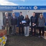 Azubis der Firma Zeppelin übergeben Spende an Tafel Mitarbeiter