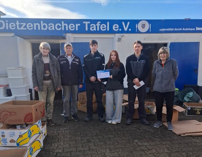 Azubis der Firma Zeppelin übergeben Spende an Tafel Mitarbeiter